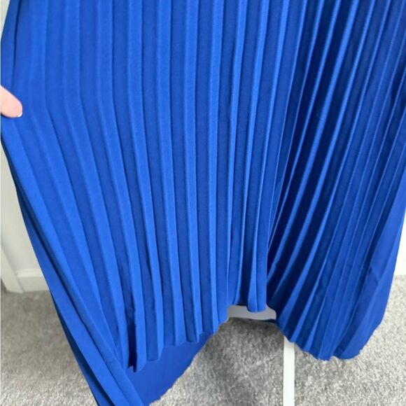 Elegant Blue Pleated Dress - Picture 5 of 7